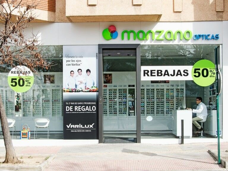 Diseño fachada para Manzano Ópticas en Panel Composite
